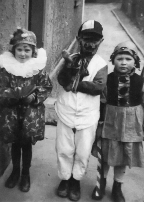 Gertrud Göbel links, Georg Eisert mitte, Maria Schüßler re. Fasching evtl. 1933 oder 1934. -