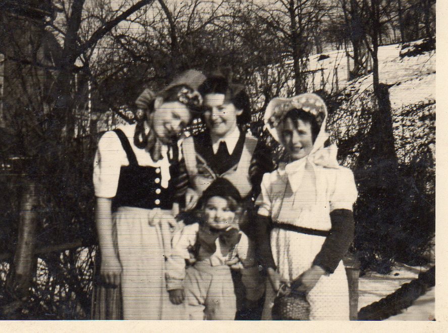 Gertrud Göbel. -Fasching 1947. Gertrud G., Dora Willig mit Marianne. Größeres Kind unbekannt.