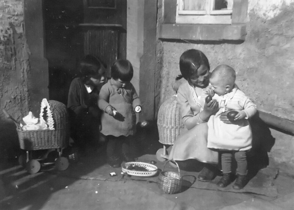 Gertrud Göbel re. , Senta Kindermädchen, Maria Schüßler und Anni Kirschke geb. Bernhard. Ostern 1932.