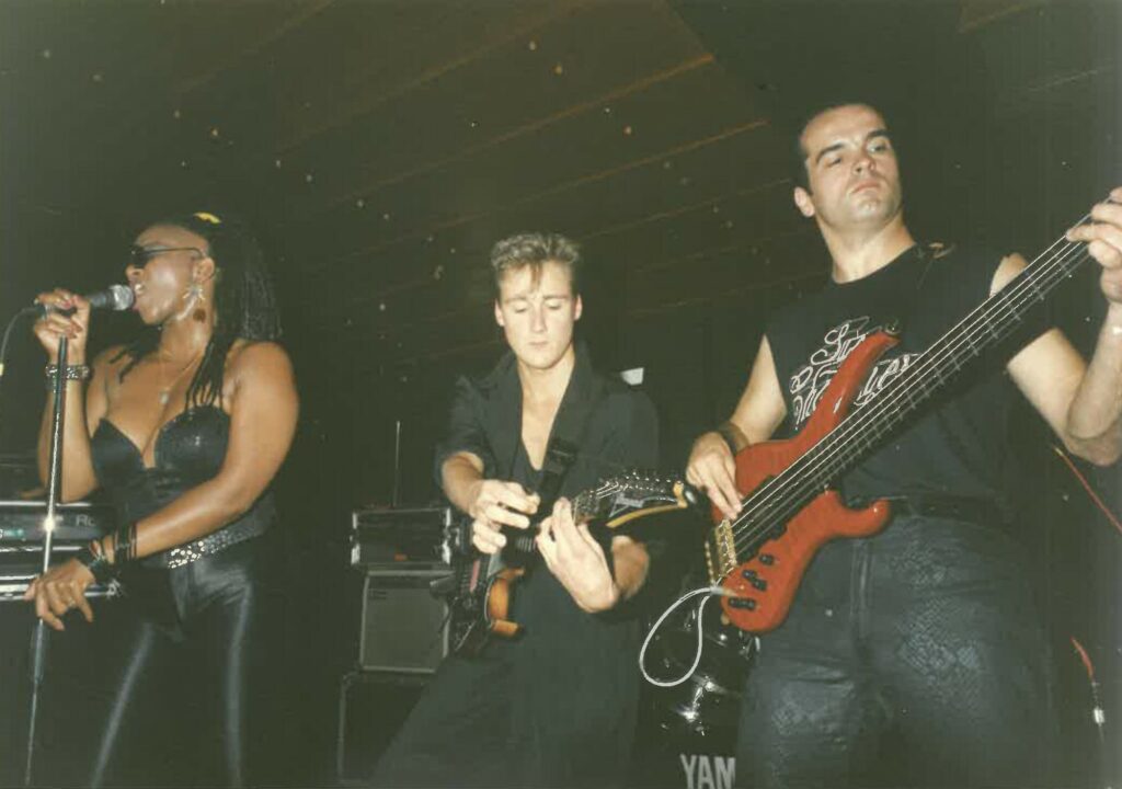 Sue Chaloner, Erik de Wit, Bassist Michel van Schie