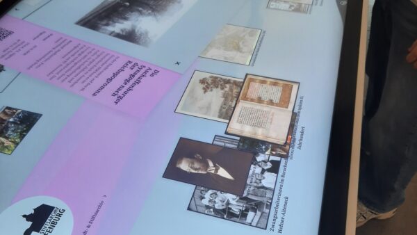 Neue Multitouch-Plattform im Foyer des Stadt- und Stiftsarchivs