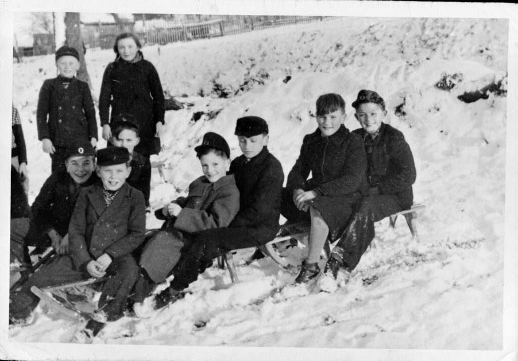 Ünnewüttwi im Wandel des 20. Jahrhunderts – 1951 Schlittenpartie Gruppenbild mit Kindern