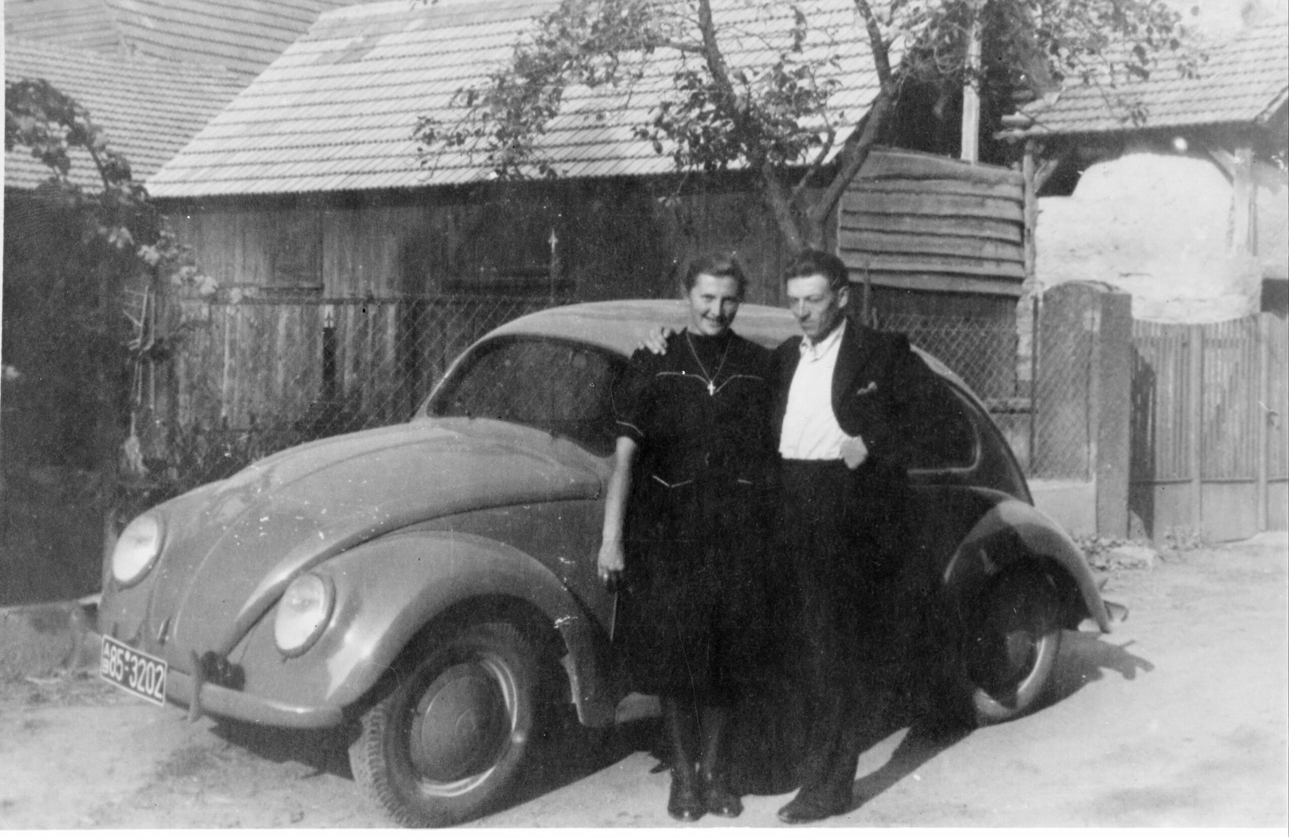 Ünnewüttwi im Wandel des 20 Jahrhunderts 1949 Ottilie und Gottfried Michel vor einem