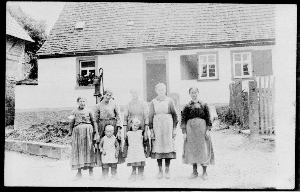 Ünnewüttwi im Wandel des 20. Jahrhunderts - 1928: Ludwig u Elise Huth mit ihrer Mutter Ida