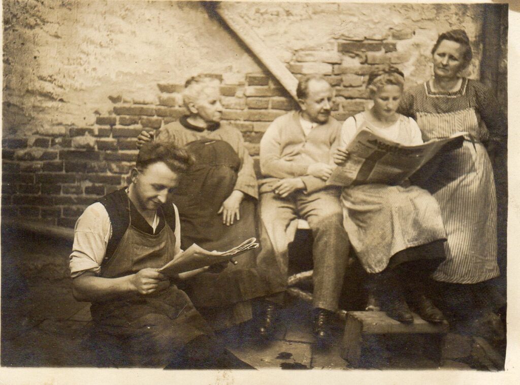 Familie Schüssler beim Zeitunglesen